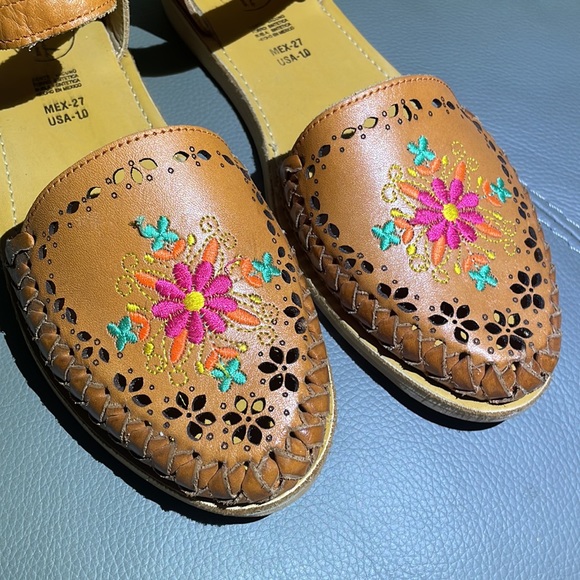 HUARACHE HANDMADE LEATHER FLORAL SANDALS. - Picture 2 of 8